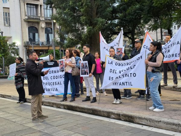 Padres marcharon en Plaza Independencia de Tucum&aacute;n bajo el lema &ldquo;Soy Pap&aacute; No Criminal&rdquo; contra las falsas denuncias en la justicia de familia