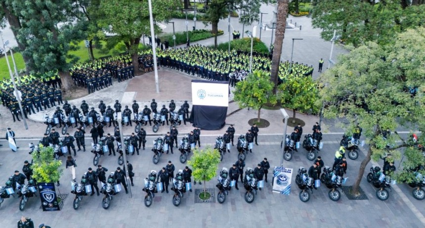 El Gobierno provincial entreg&oacute; 42 motos, 18 bicicletas y dos camionetas para modernizar la Polic&iacute;a de Tucum&aacute;n