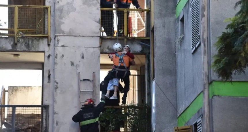 Dos adultos mayores fueron rescatados con arneses tras derrumbarse parte del techo de un edificio en la capital tucumana