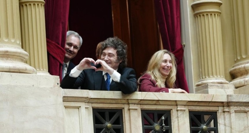 Congreso: Milei encabez&oacute; una comitiva para apoyar a Adorni y protagoniz&oacute; fuertes cruces