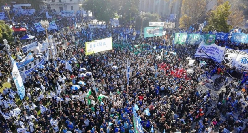 Marcha del D&iacute;a del Trabajador: la CGT cerc&oacute; Plaza de Mayo con fuertes cr&iacute;ticas a Milei y un documento contra el ajuste