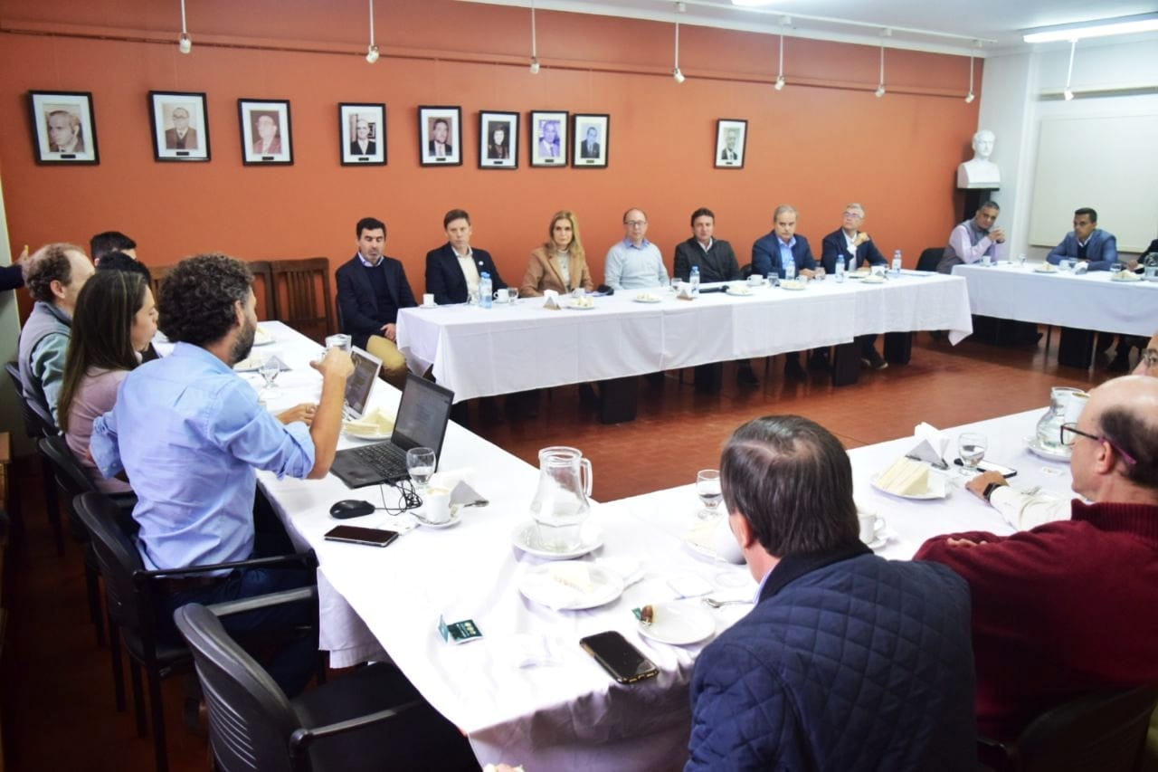 “Es necesario bajar la carga impositiva”, sostuvo Sanchez en una reunión con las autoridades de Ciencias Económicas y los candidatos Canelada y Elias de Perez