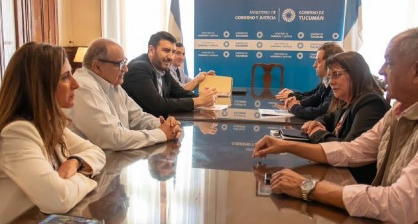 Los gremios docentes sostienen las conversaciones por salarios con el gobierno