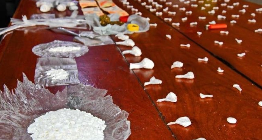 Detienen a una pareja de hermanos que tenían un kiosco de drogas en su casa