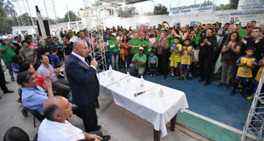 Manzur supervisó la obra de un playón deportivo en Alto Verde