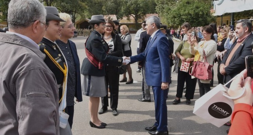 El intendente Alfaro participó de la ceremonia de entrega de uniformes y asensos de cadetes del Liceo Militar
