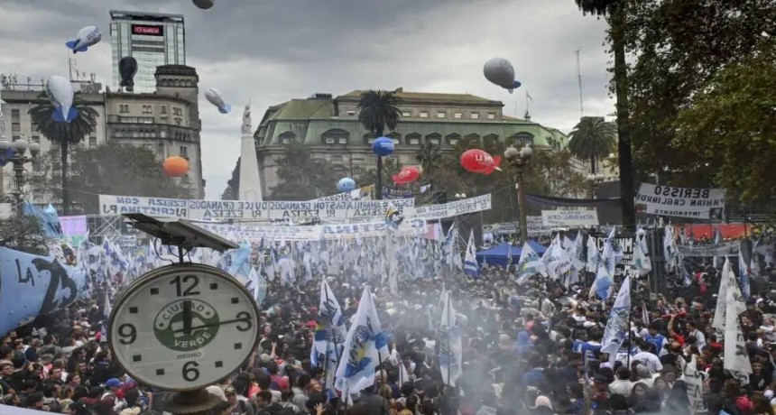 Acto en Plaza de Mayo: pese al mal clima, militantes ya esperan a Cristina Kirchner para su discurso