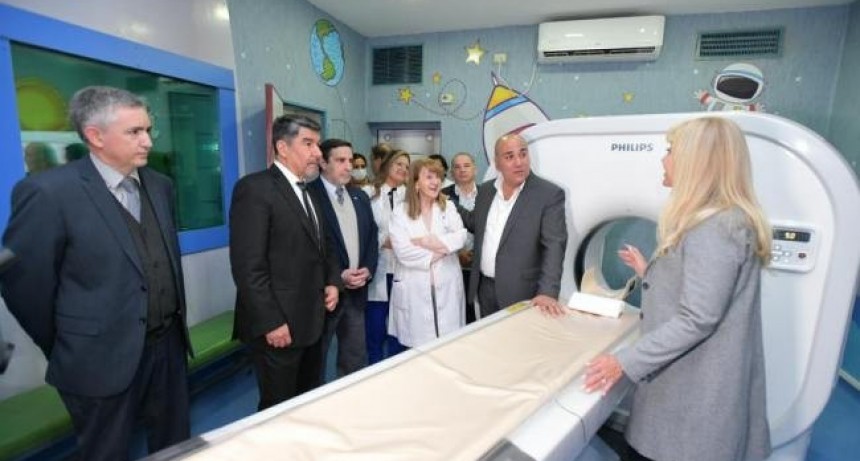 Manzur supervisó el funcionamiento de un tomógrafo de última generanción