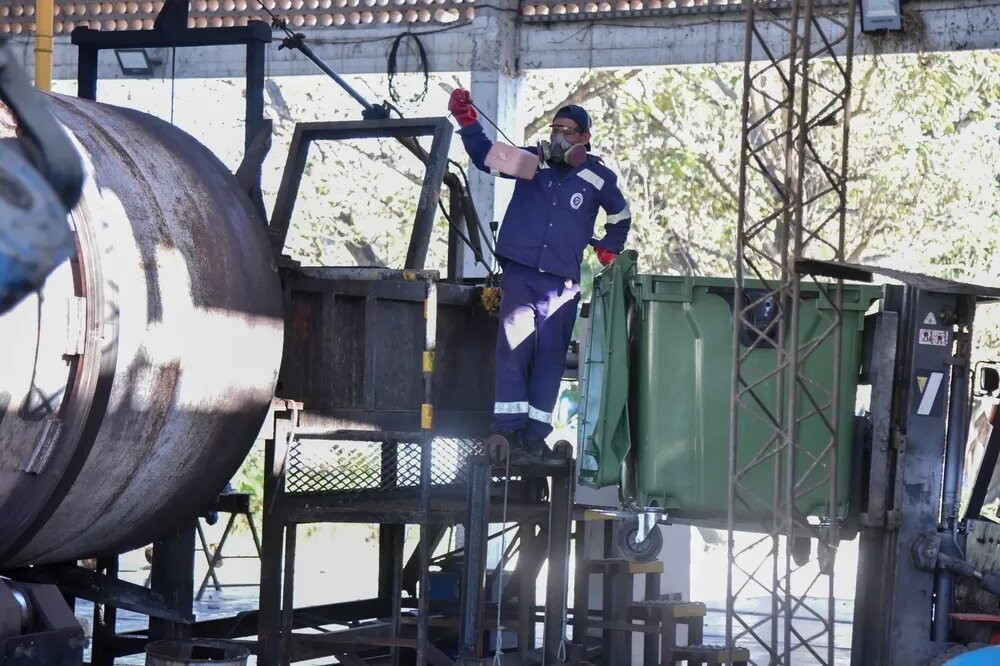 Fueron incinerados más de 980 kilos de alimentos en mal estado decomisados en comercios de la capital