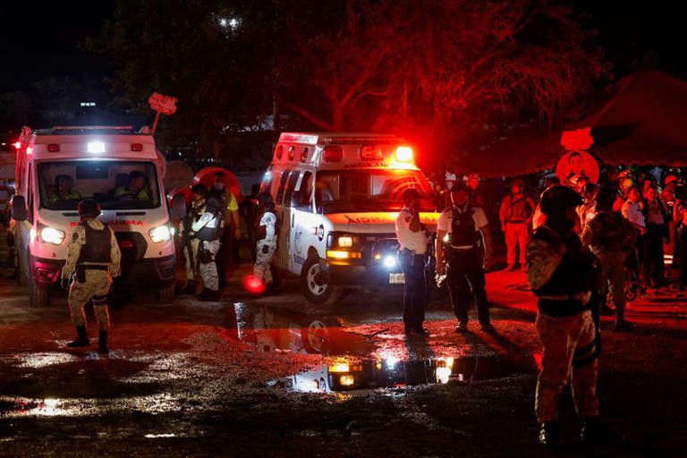 Derrumbe en México deja al menos 9 muertos en acto de campaña