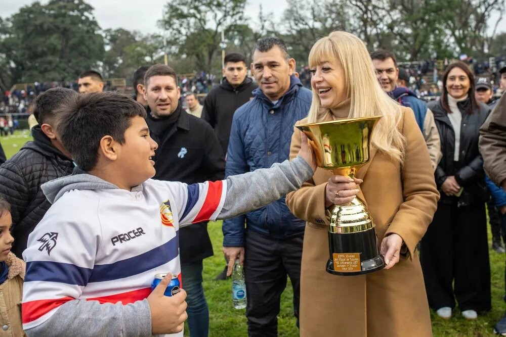 La intendenta Rossana Chahla entregó la Copa Ciudad de SMT a Natación y Gimnasia, campeones del torneo anual de rugby