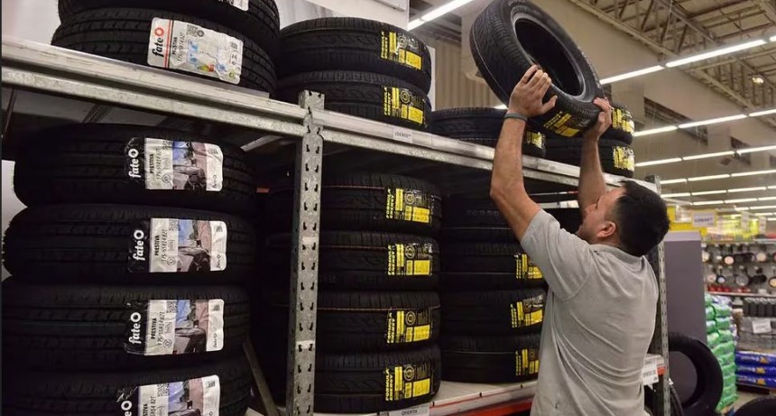 El Gobierno anunció que reducen los aranceles de importación para heladeras, neumáticos y derivados del plástico
