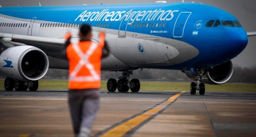 Aerolíneas Argentinas advirtió que los vuelos de este lunes podrían cambiar de horario
