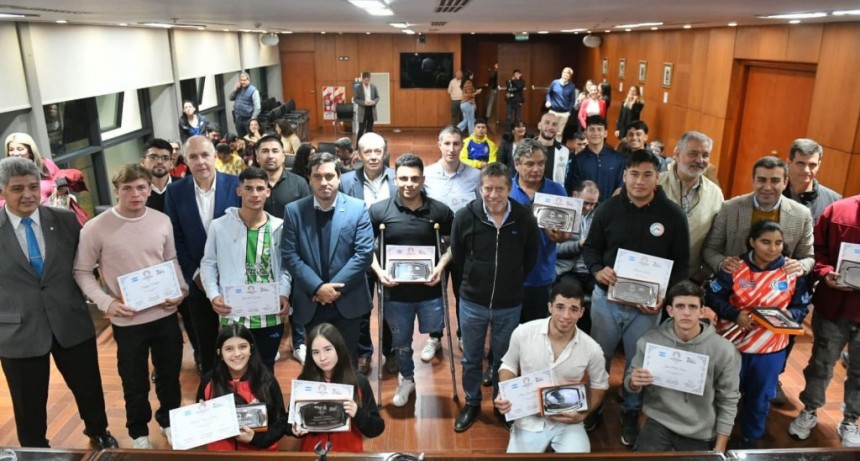 La Legislatura distinguió a atletas provinciales