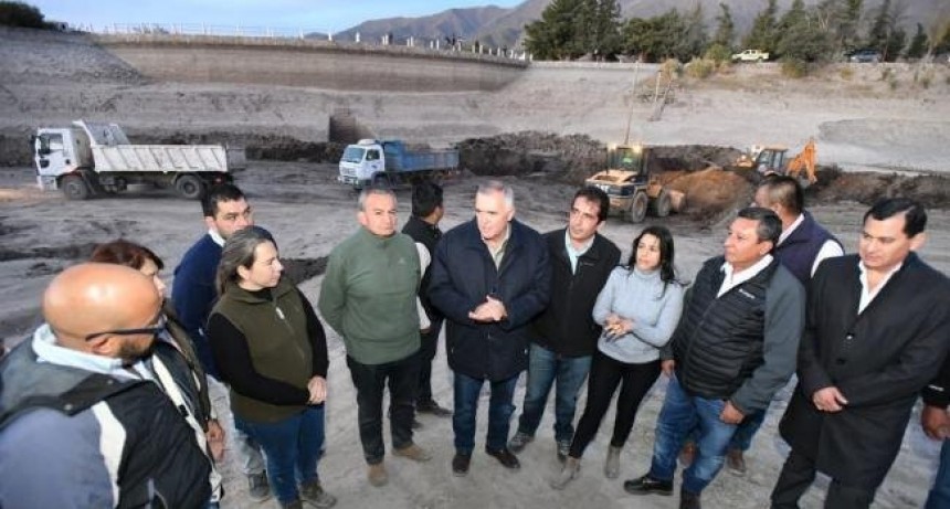 Jaldo recorrió obras en un embalse y de viviendas en Amaicha del Valle