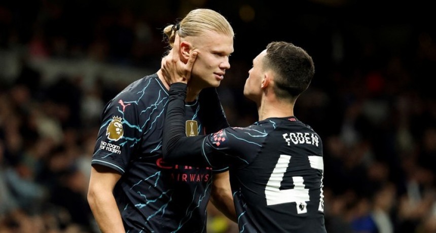 El Manchester City le ganó al Tottenham y peleará el campeonato con el Arsenal hasta la última fecha