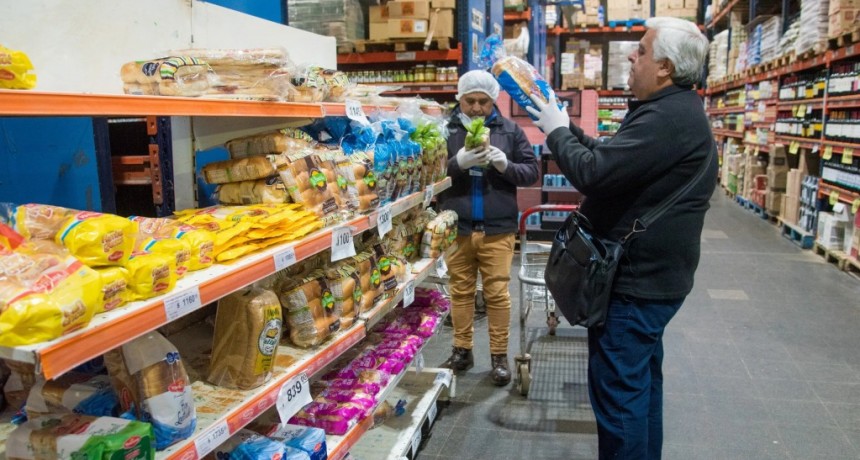 Bromatología decomisó mercadería y multó a comercios de la zona del Mercofrut en un megaoperativo
