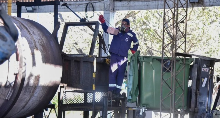 Fueron incinerados más de 980 kilos de alimentos en mal estado decomisados en comercios de la capital