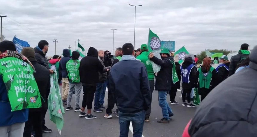 Gendarmería desalojó el bloqueo de ATE en el acceso al aeropuerto de Córdoba a la espera de la llegada de Milei