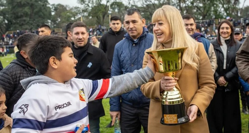La intendenta Rossana Chahla entregó la Copa Ciudad de SMT a Natación y Gimnasia, campeones del torneo anual de rugby