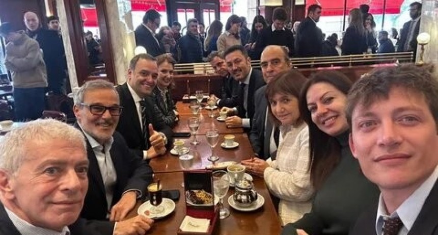 El primer día como Jefe de Gabinete, Francos se reunió con ministros, brindó una conferencia de prensa y tuvo un desayuno con el equipo