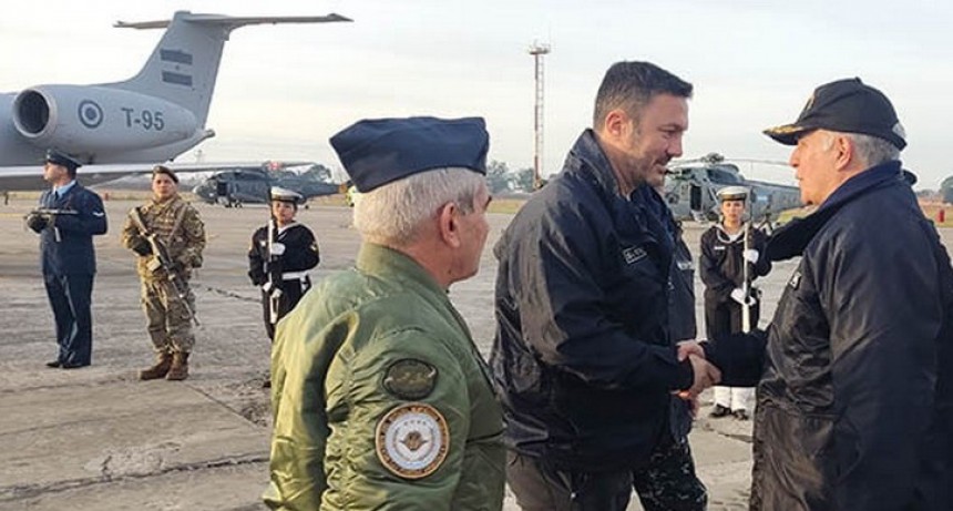 Mondino y Petri presenciaron los ejercicios militares del portaaviones nuclear estadounidense