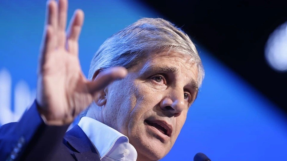 Caputo anuncia desregulaciones para el uso de dólares sin justificación de origen
