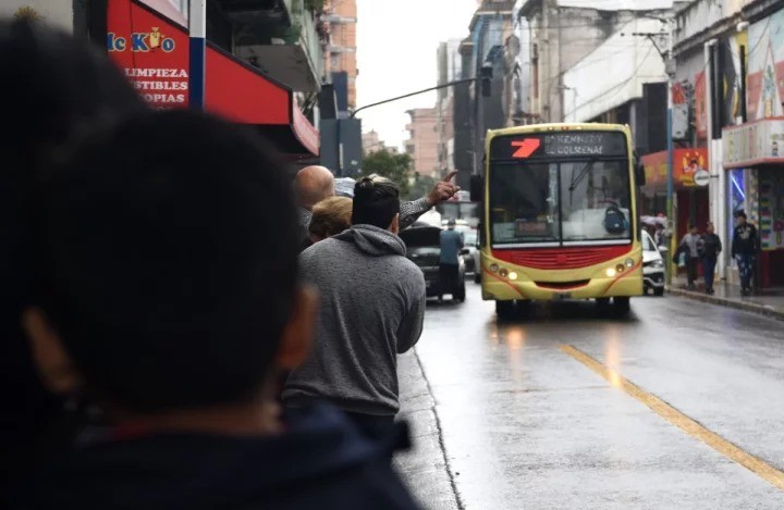 Proponen declarar el transporte como servicio esencial para evitar paros sin servicio mínimo
