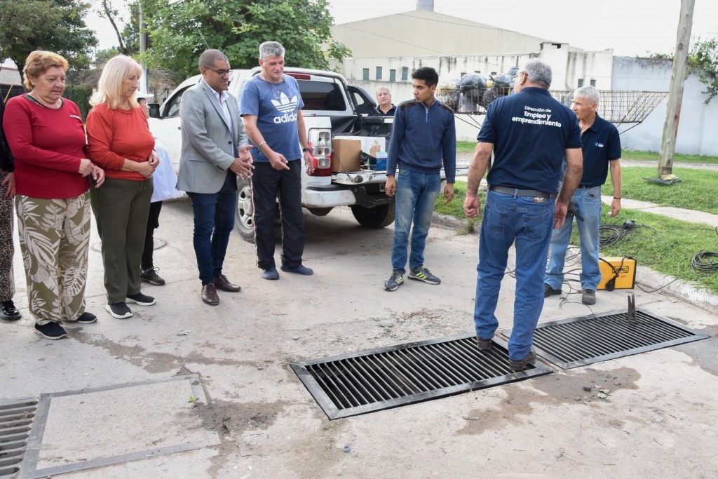 Alumnos de talleres municipales fabrican imbornales para el Barrio Mutual Policial