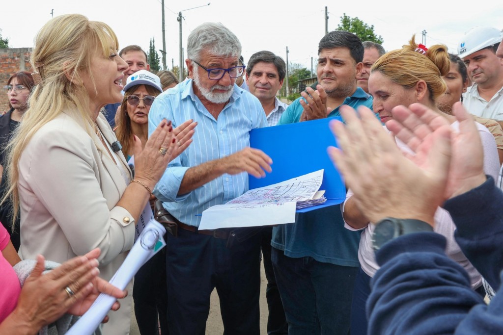 Chahla supervisó obras de pavimentación en barrios del suroeste tucumano