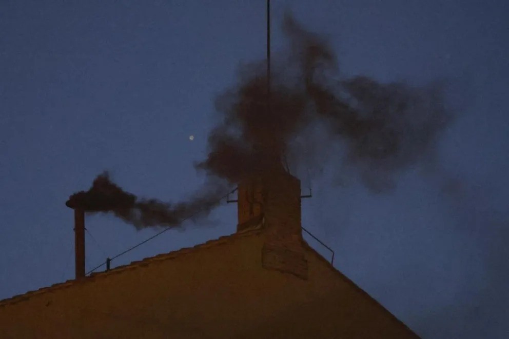 Fumata negra en el Vaticano: primer cónclave no logra elegir sucesor del Papa Francisco