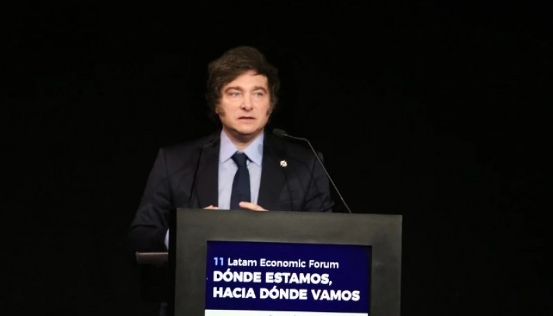 Milei asegura que los impuestos seguirán pagándose en pesos, pero avanza hacia una 