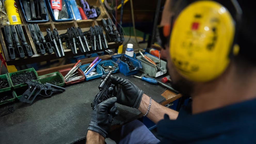 El Gobierno flexibiliza los requisitos para comerciantes de armas: elimina habilitaciones municipales obligatorias