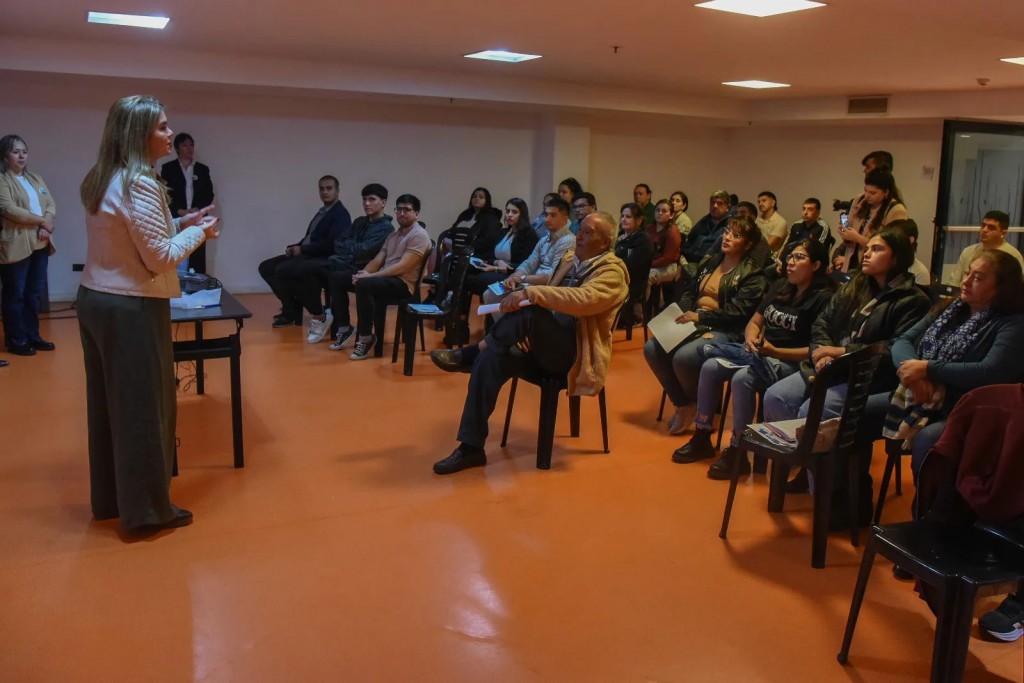 Capacitan a feriantes y vendedores ambulantes en manipulación segura de alimentos