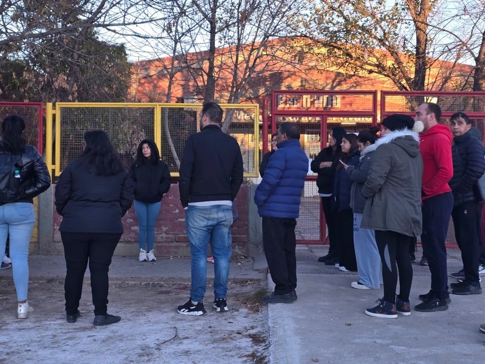 Escándalo en Neuquén: un niño de 12 años amenazó con un arma a compañeros y la escuela lo ocultó