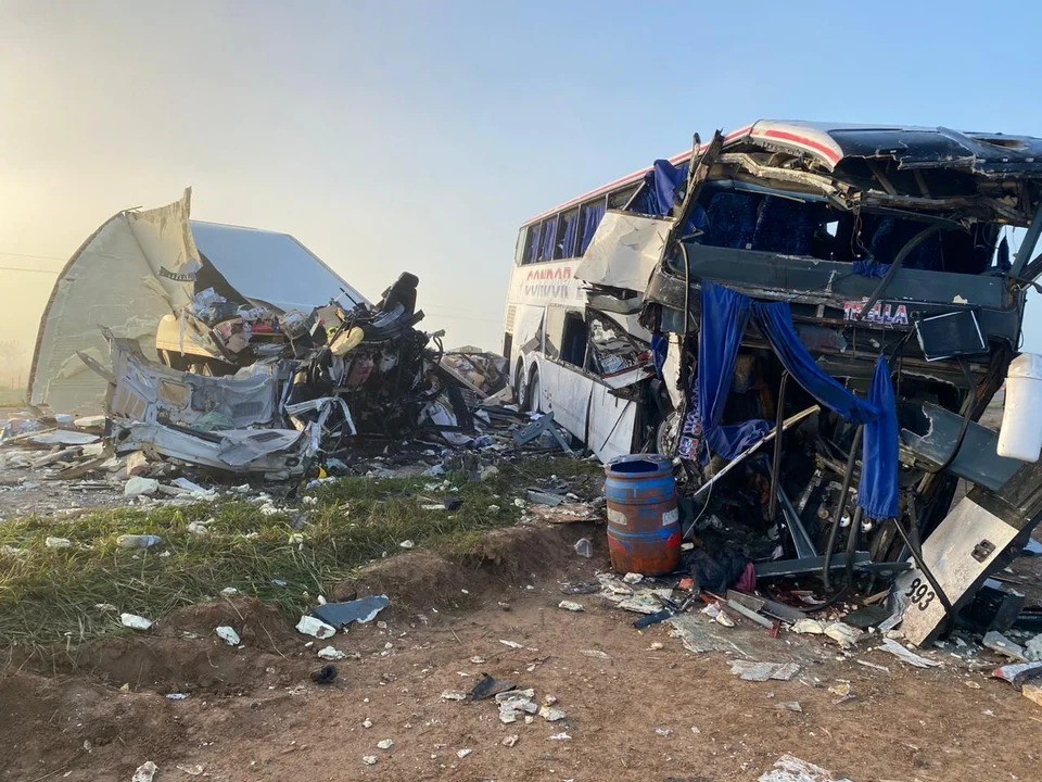 Cuatro muertos y 16 heridos en un choque entre un micro y un camión en la Ruta 3
