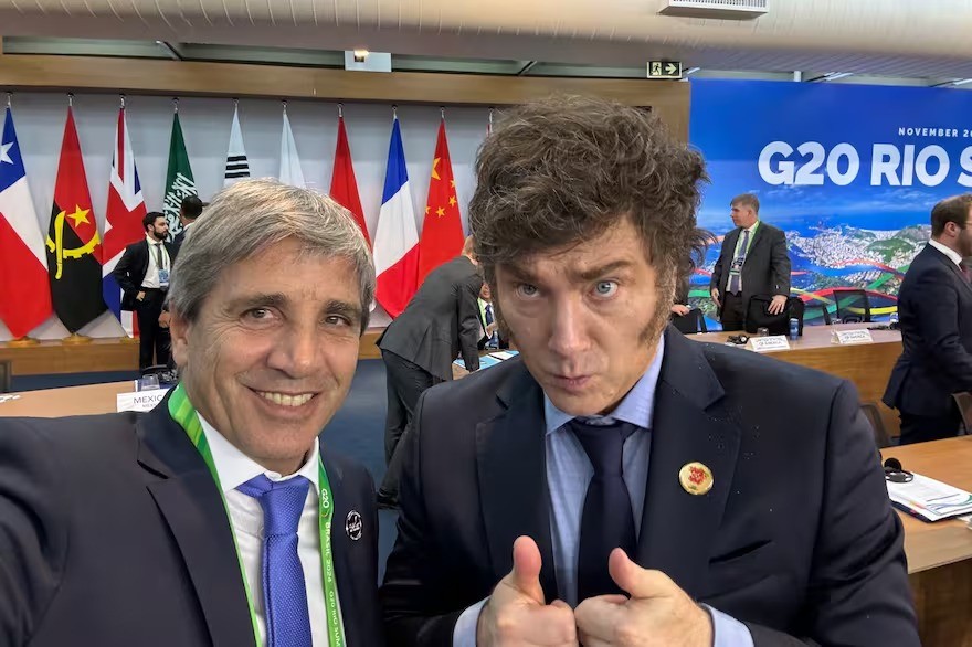 Milei celebró la inflación de abril y elogió a Caputo: 