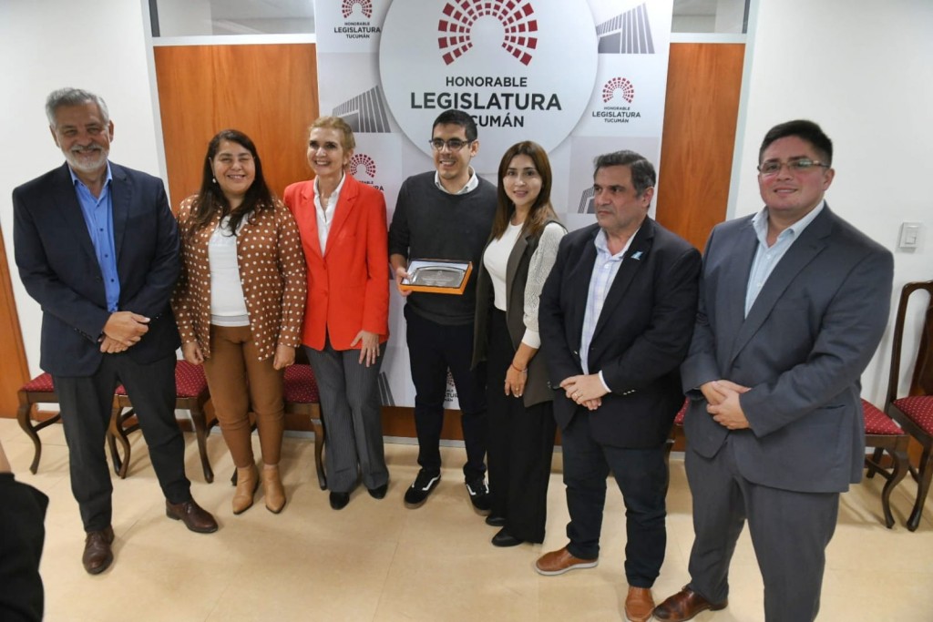 Un tucumano creó una app para alfabetizar niños y fue reconocido por la Legislatura
