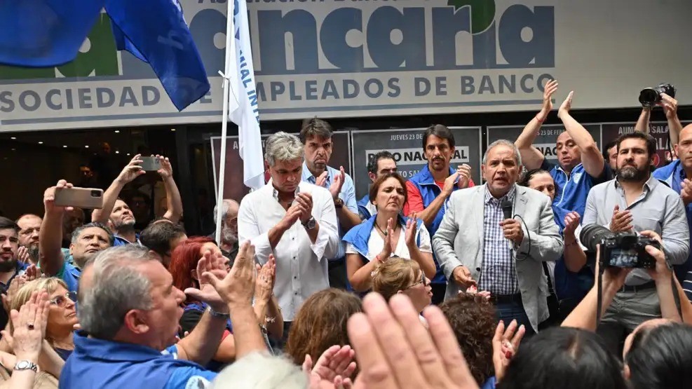 Bancarios logran aumento salarial indexado a la inflación, en contraste con la pauta oficial