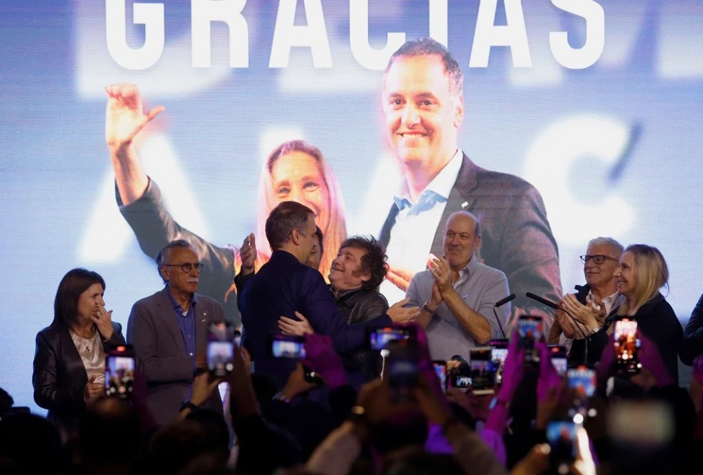 Adorni gana las elecciones en CABA, pero con alta fragmentación y baja participación