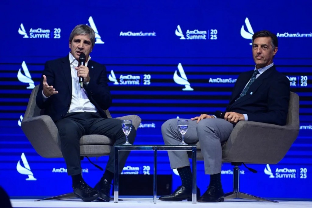 Caputo anticipó detalles de la flexibilización de regulaciones para incentivar el uso de dólares fuera del sistema bancario