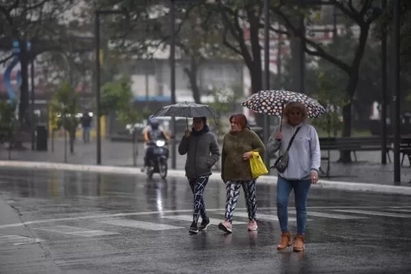 Tucumán arrancó con lloviznas y anochecería con más precipitaciones
