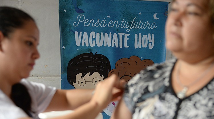 Bronquiolitis y gripe en descenso: Tucumán refuerza la vacunación y el uso de barbijos en hospitales