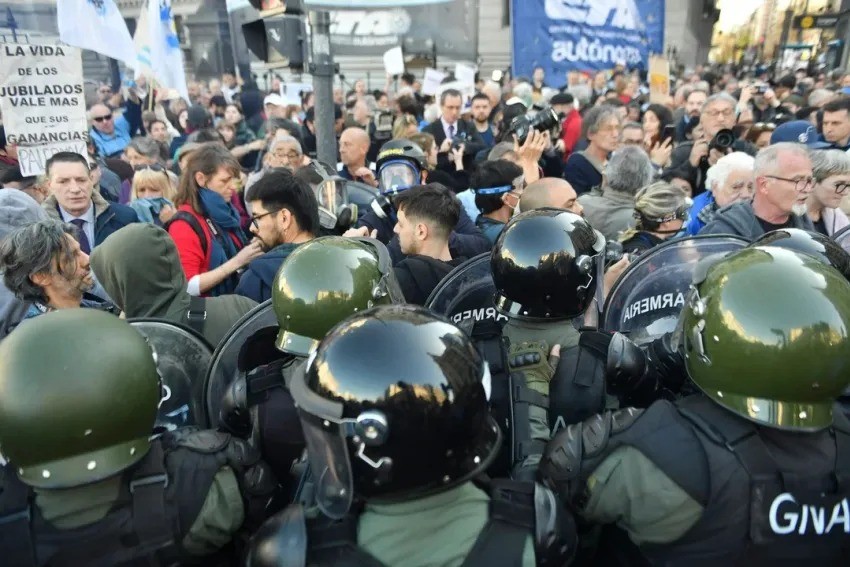 Congreso: nuevos choques entre manifestantes y fuerzas de seguridad en protesta por aumentos para jubilados