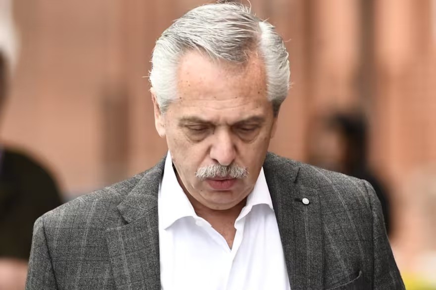 Alberto Fernández pierde dos batallas judiciales: no podrá borrar sus chats y seguirá con Ercolini como juez