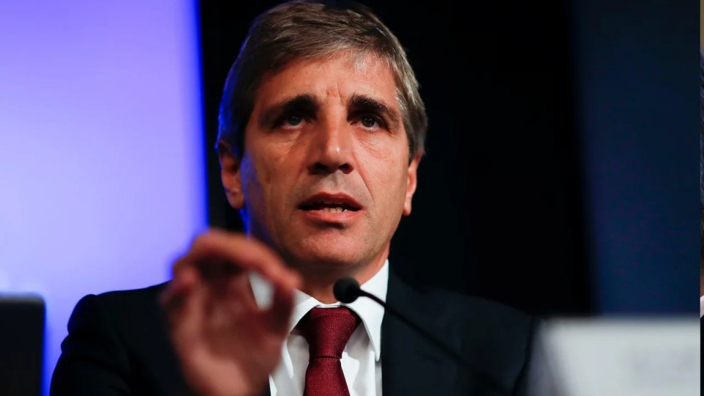 Polémica en conferencia: Caputo aclara sobre sus fondos en el exterior tras reclamo periodístico