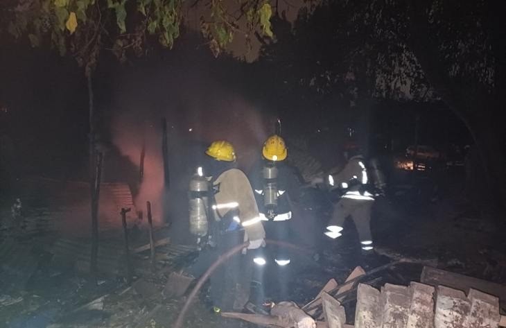 Bomberos controlan dos incendios: evitaron tragedias mayores