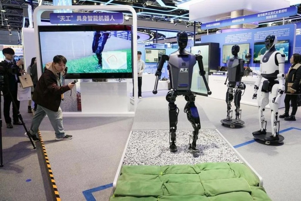 Robots humanoides chinos ya trabajan en comercios y fábricas