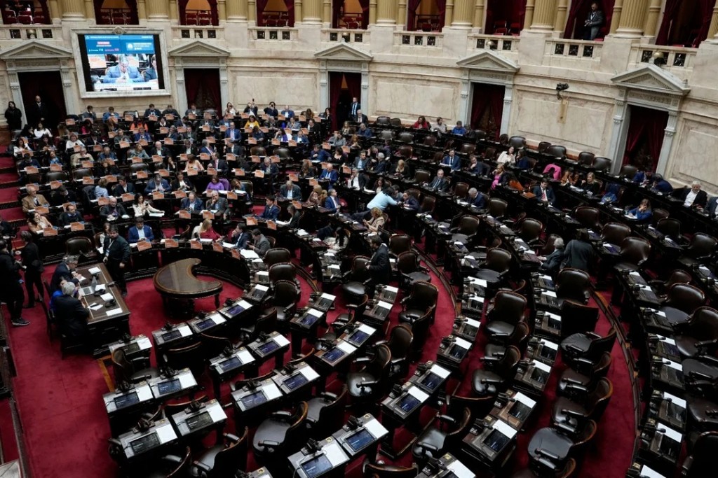 Diputados opositores piden sesión para votar moratoria y bono jubilatorio