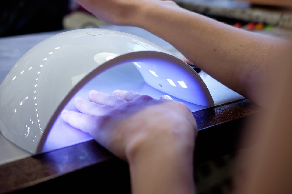 Alerta científica: las lámparas de uñas semipermanentes dañan la piel